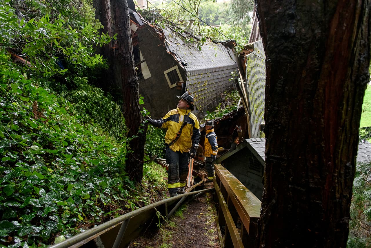 La tormenta se desató en el sur de California después de golpear el miércoles las partes del norte del estado y el sur de Oregon. En la fotografías los bomberos revisan las residencias afectadas por los derrumbes en Sausalito, donde al menos 50 casa fueron evacuadas.