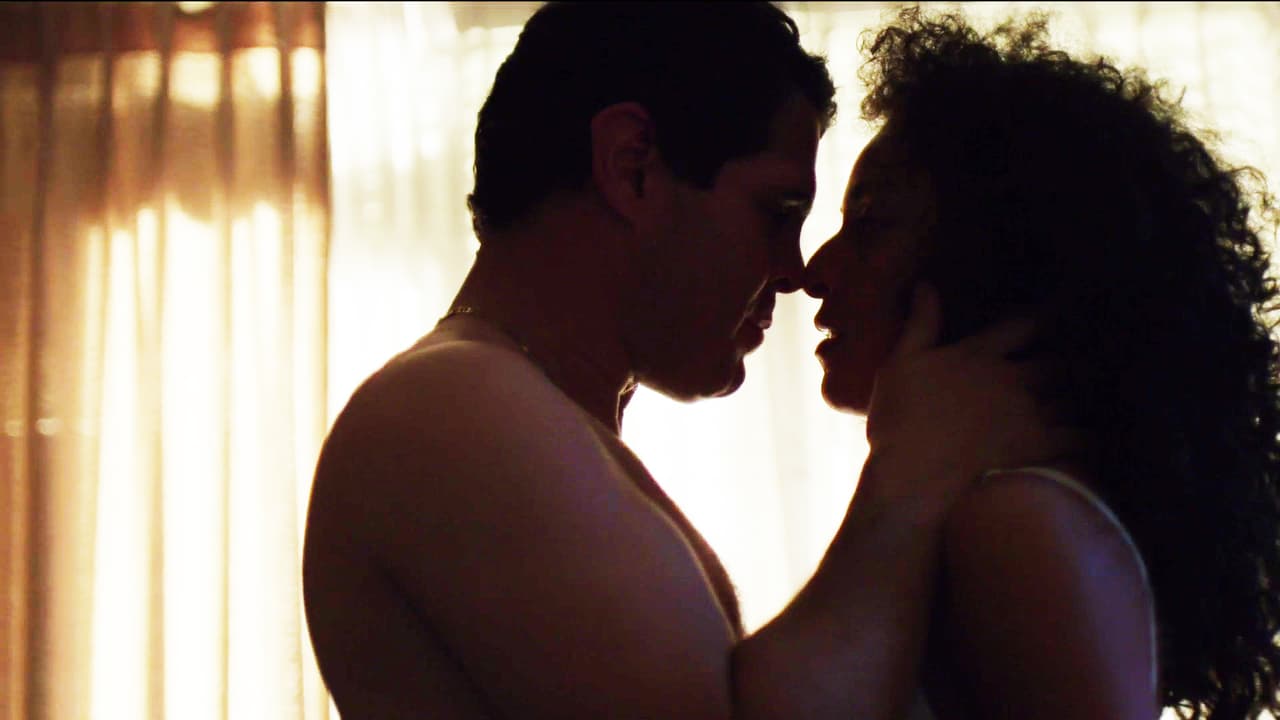 A solas 
<b><a href="http://www.univision.com/series/el-chapo/el-chapo-chio-le-salvo-la-vida-a-el-chapo-escena-video">'El Chapo' le agradeció a Chío por haberle salvado la vida al traer a tiempo el dinero</a></b>.