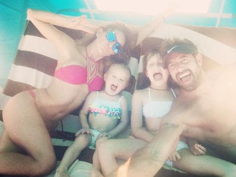 Su esposa Geraldine Bazán y sus dos hijas, Elisa Marie y Alexa Miranda, conforman su feliz familia.