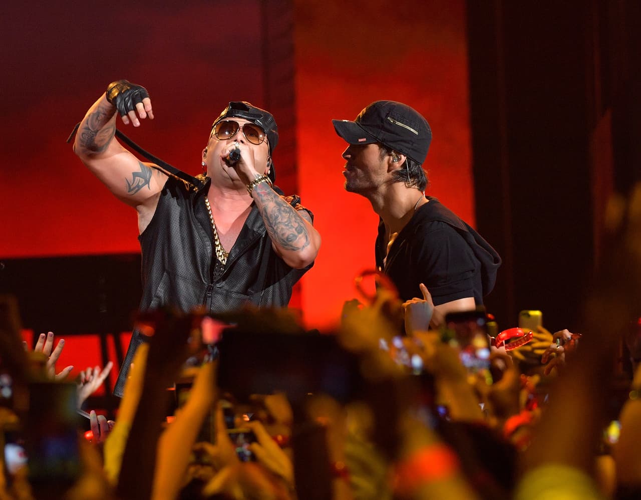 Enrique Iglesias deleitó al público con su romántico tema 'Tonight (I'm loving you)'. Más tarde, el cantante español en compañía de Wisin causó una explosión escénica con el tema 'Duele el corazón' que quedó en la historia de Premios Juventud 2016.