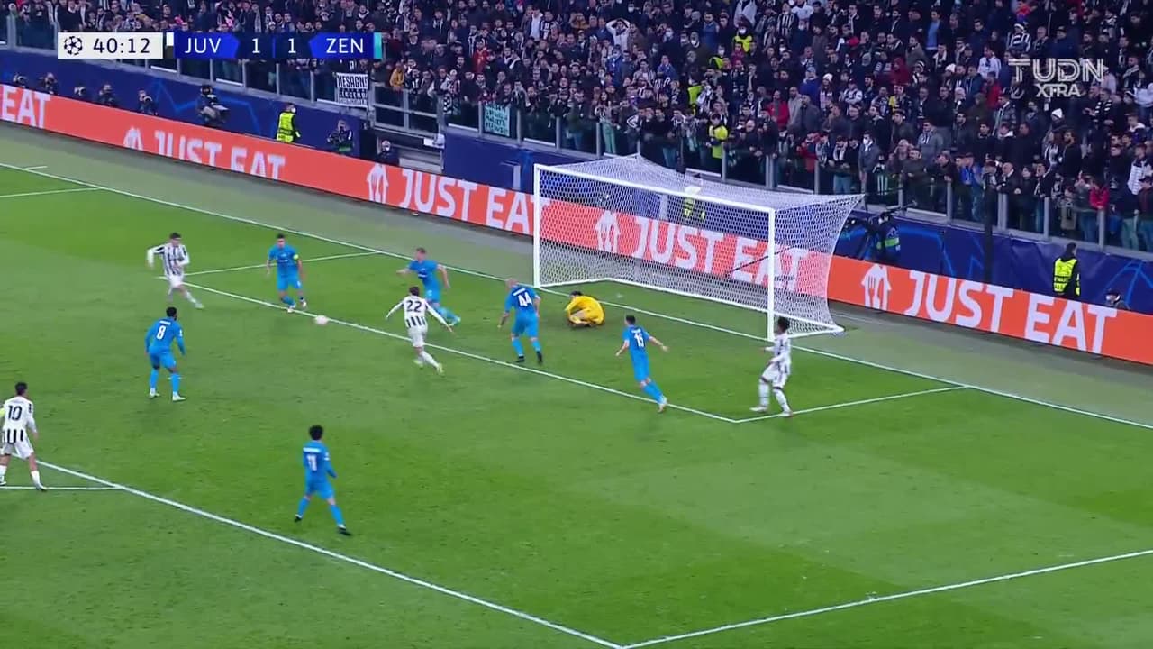 ¡TIRO ATAJADO! disparo por Weston McKennie.