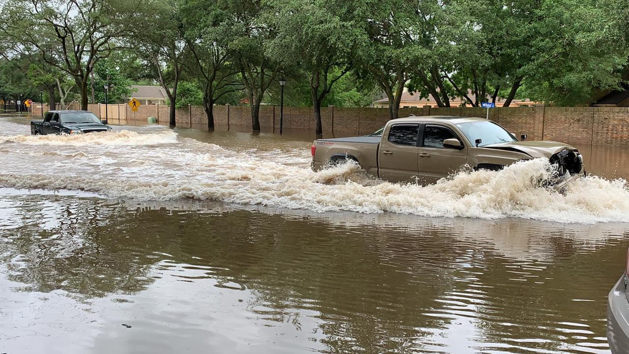 En algunas zonas se registró acumulación de hasta nueve pulgadas de agua.
