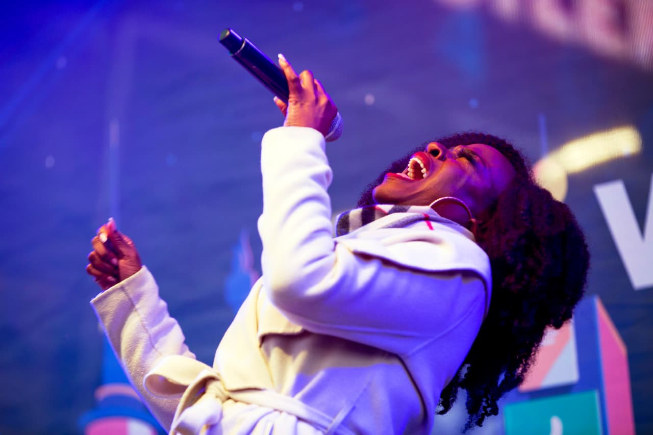 El evento contó con participaciones musicales de diversos artistas como Jeannette Bayardelle, quienes brindaron su apoya a la causa