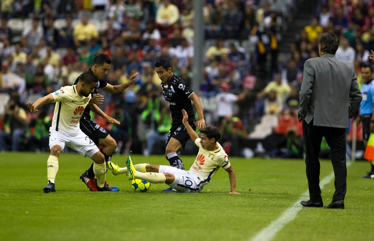 Llegó el momento. La Volpe decidió que era tiempo de sacarlo a la cancha sin importar que apenas tuviera 16 años.