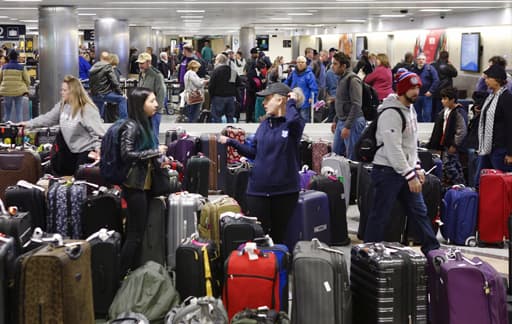 Centenares de vuelos fueron cancelados este martes en los aeropuertos de Houston debido a la ola de frío.