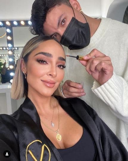 <b>Manelik</b> ha fungido como colaboradora en la marca de maquillaje de Vico Guadarrama y juntos han lanzado: un gel para pestañas y cejas, un serum para contorno de ojos y rostro, un shampoo aclarante y dos protectores solares con color.