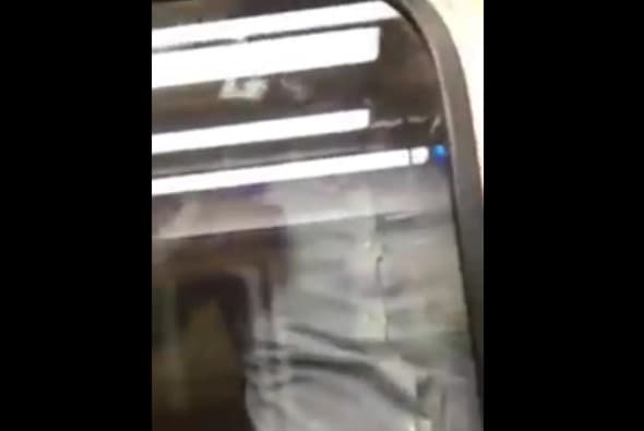 Investigan video en el que se ve a una a persona viajar colgada de un tren de Chicago