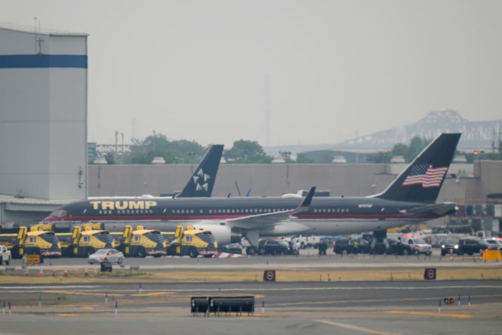 Trump, que cumple 77 años este miércoles, salió de su club de golf de Bedminster en Nueva Jersey en una caravana y voló desde Newark en su avión privado a Miami.