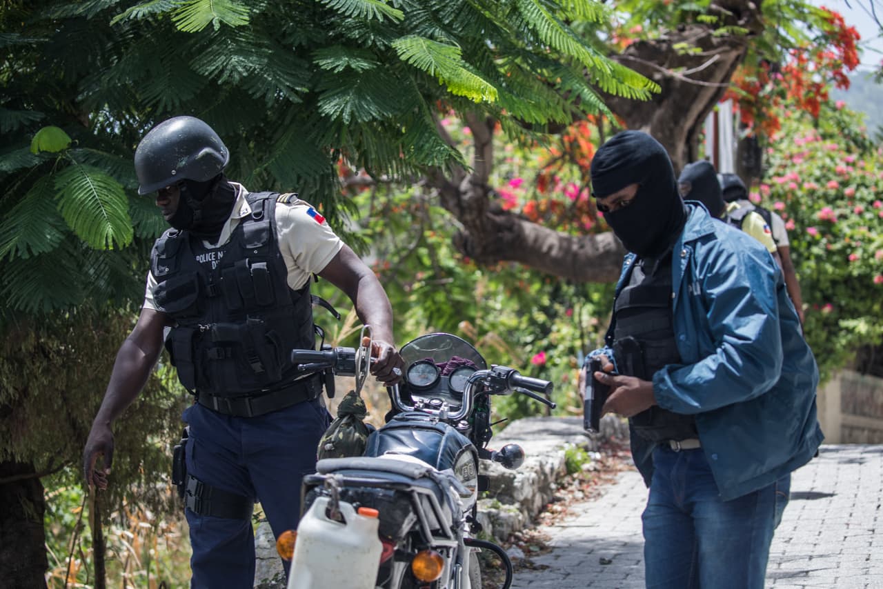 Policías buscaban a sospechosos del asesinato del presidente Jovenel Moise, a las afueras de la embajada de Taiwán en Puerto Príncipe, Haití, el 9 de julio.