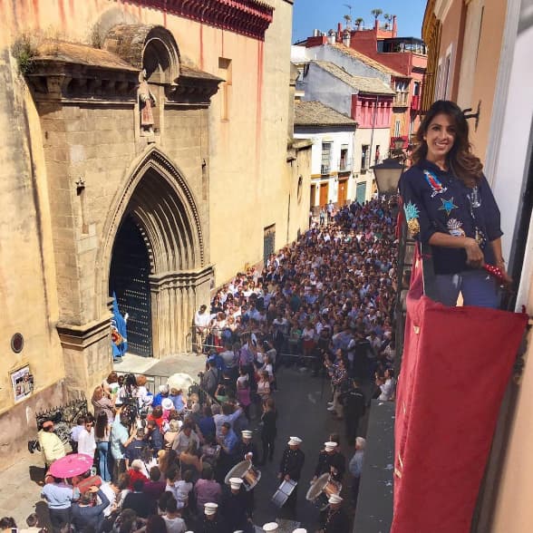 Nuestra Maity Interiano esperando la salida de la Virgen de los Desamparados en Sevilla.