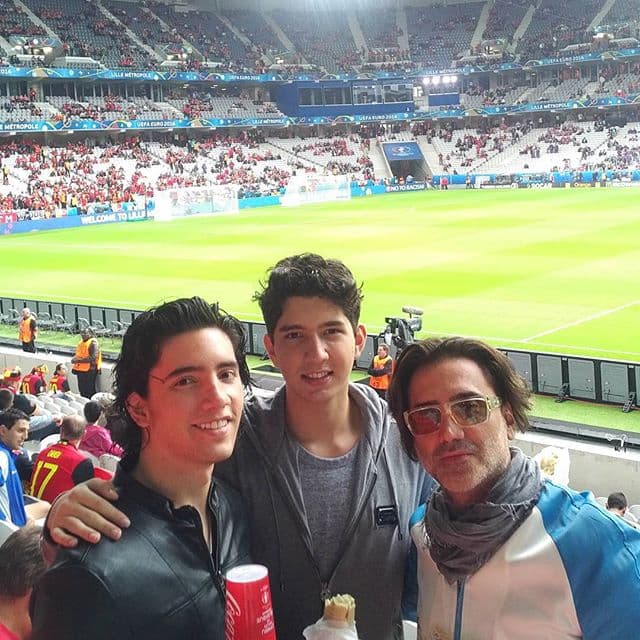 Con ellos "El Potrillo" compartió incluso, un partido de fútbol de la liga europea.
