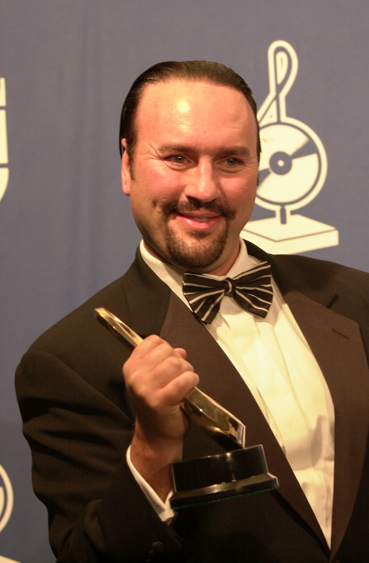 Desmond Child recogió el premio en nombre de Ricky Martin por su distinción como Artista Pop Masculino del Año.