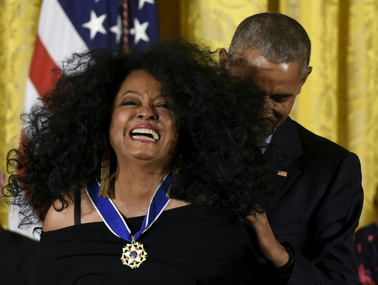 La Casa Blanca califica la carrera musical de
<b>Diana Ross</b> como "icónica" y la reconoce por su labor de mas de 50 años en el mundo de la música y el entretenimiento. Es una de las artistas con mayores ventas, nominada al Oscar como mejor actriz por Lady Sings the Blues en 1972, parte del Salón de la Fama del Rock y ganadora de un Premio Grammy a la carrera artística.