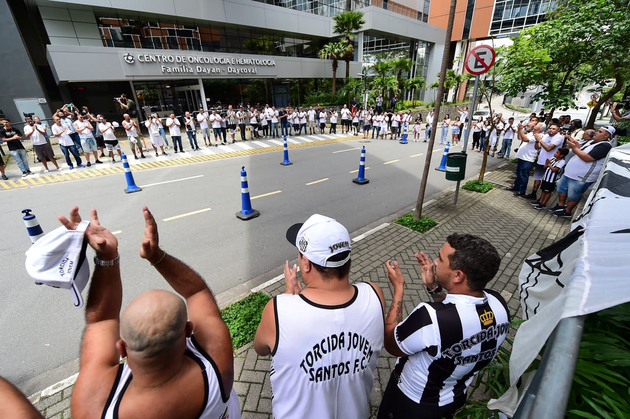 Decenas de fans de Pelé se acercaron al hospital donde estuvo ingresado en Sao Paulo. "Todo lo que somos es gracias a ti. Te amamos infinitamente. Descansa en paz", la hija del exdeportista, Kelly Nascimiento, escribió en un post de Instagram.