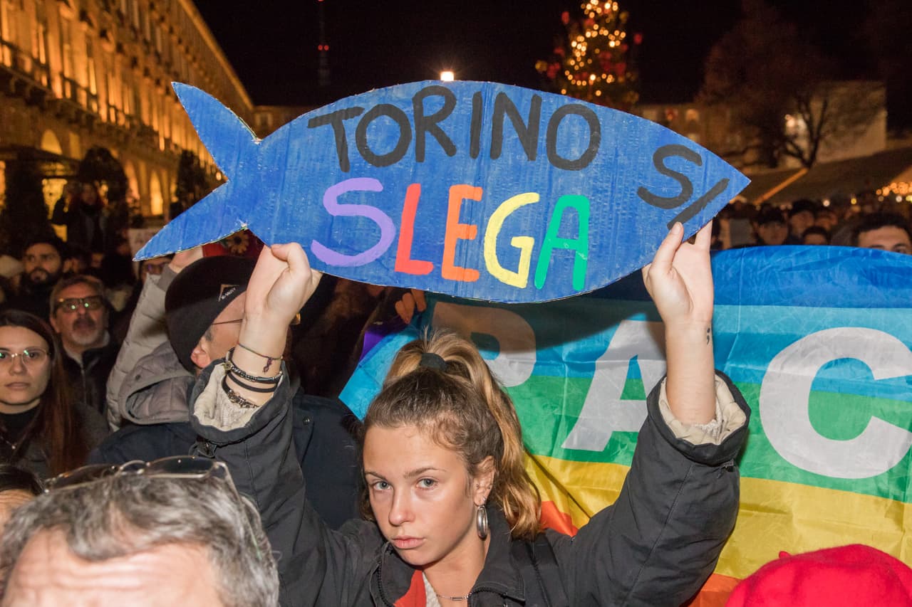 Los seguidores del movimiento de las sardinas no llevan a sus manifestaciones símbolos de partidos políticos, sino muñecos o carteles de cartón en forma del pez, como esta joven en Turín, que el pasado 10 de diciembre se expresaba contra la Liga Norte, el partido de Salvini.