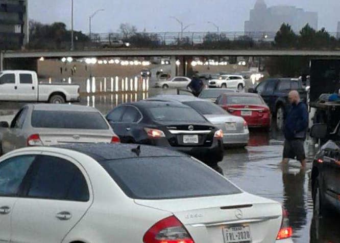 El estancamiento de agua en varias vías ocasionó congestamiento vial y algunos vehículos quedaron sumergidos. (Foto cortesía de Mari Betancort, tomada en la carretera 59 N).