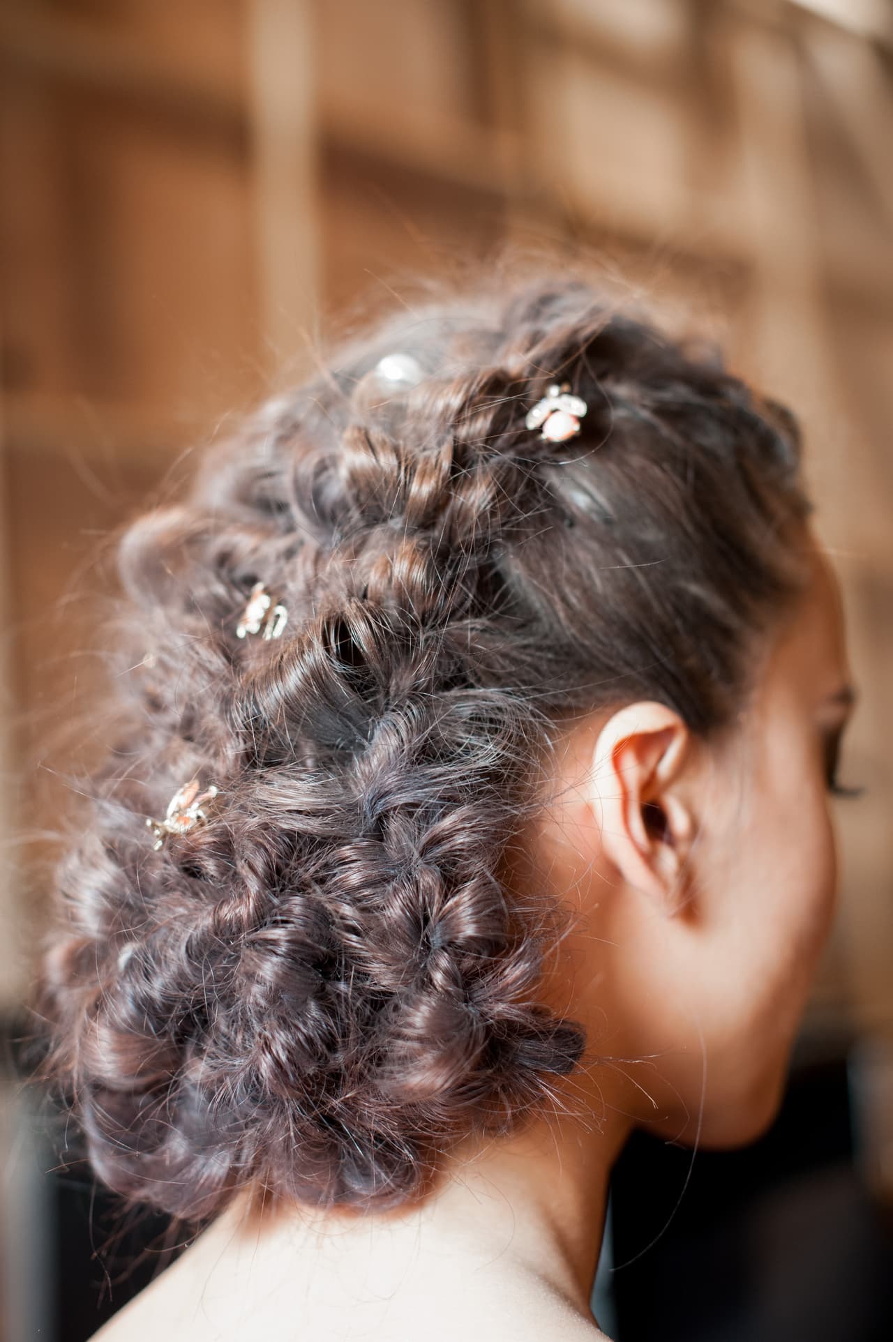 <h3>4. Resequedad </h3>En la mayoría de los casos se puede atribuir esta condición al cuidado 
<a href="https://steemit.com/the/@yarike/the-5-most-common-hair-problems-and-their-solutions">inapropiado del cabello</a>: shampoos inadecuados, uso excesivo de secadoras y planchas, tratamientos químicos, exposición al sol. Con la edad el pelo tiende a resecarse y el clima seco también lo propicia. Así es que lo primero es cambiar a un shampoo hidratante y evitar productos con alcohol o ingredientes agresivos. 
<br>