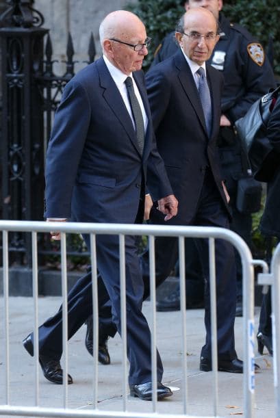 El magnate australiano Ruppert Murdoch acompañado del abogado Joel Klein.