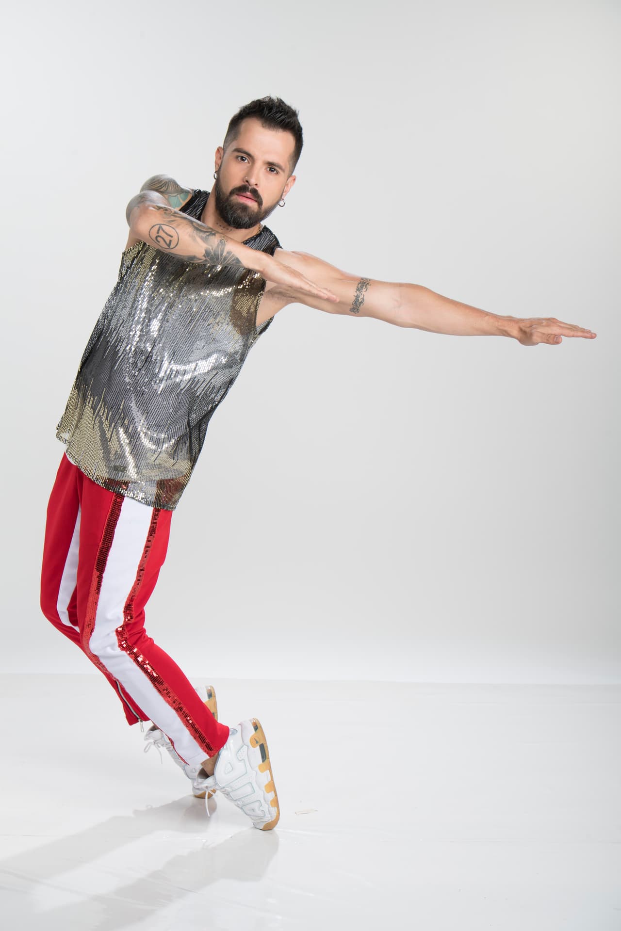 Mike Bahía, el guerrero: en la pista de baile se convertirá en el rival de su pareja en la vida real, Greeicy Rendón. Sin embargo, el cantante colombiano tiene claro que a pesar del amor que existe entre ellos, deben competir cada uno por la fundación que representan.