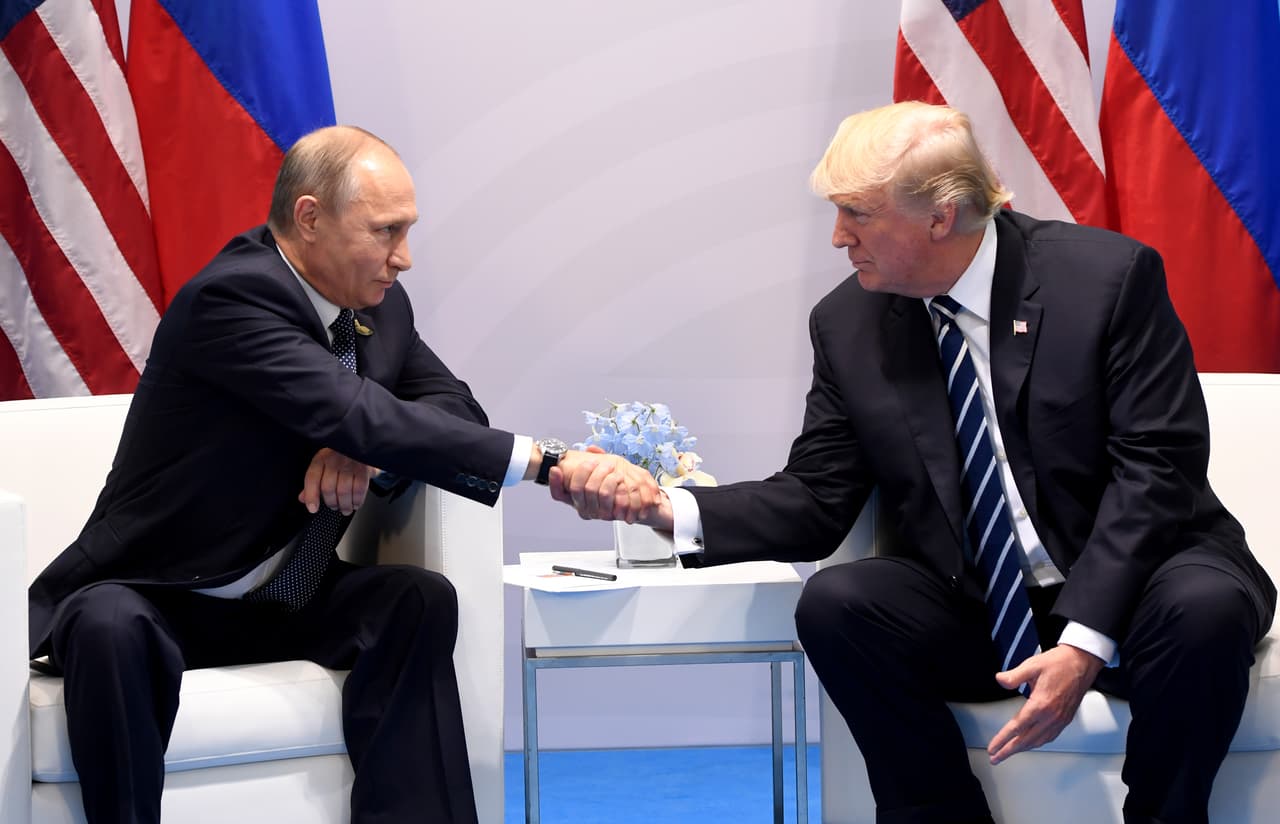 <b>Yo soy más fuerte. </b>Aunque ya estamos acostumbrados a los saludos oficiales entre Donald Trump y Vladimir Putin, en la expresión que mostraron los mandatarios al saludarse en la reunión del G-20 en Alemania está claro lo que querían mostrarse entre ellos y al mundo.
<br>