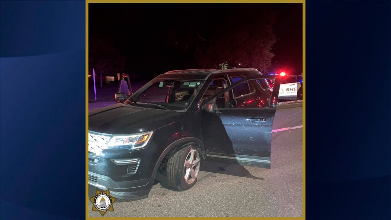 En un intento por esquivar a los agentes que respondieron rápidamente a la escena, los sujetos circulaban por una zona de césped con las luces apagadas, pero fueros avistados de inmediato, lo que ocasionó una breve persecución vehicular.