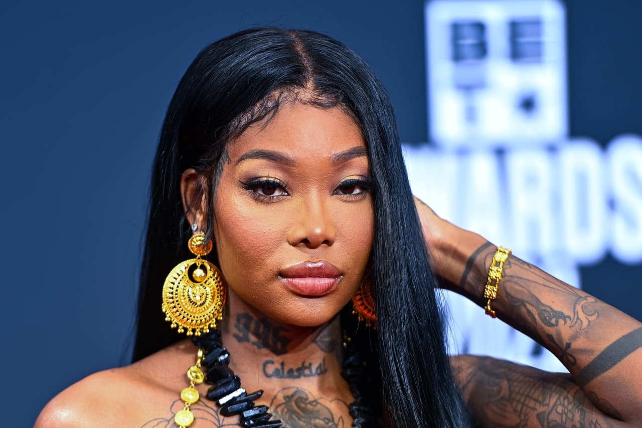 El traje dorado, confeccionado por Laurel Street, fue uno de los más atrevidos de la noche, pues dejó ver la figura de la intérprete. Para la entrega de los galardones, Walker optó por llevar el cabello suelto y lacio.