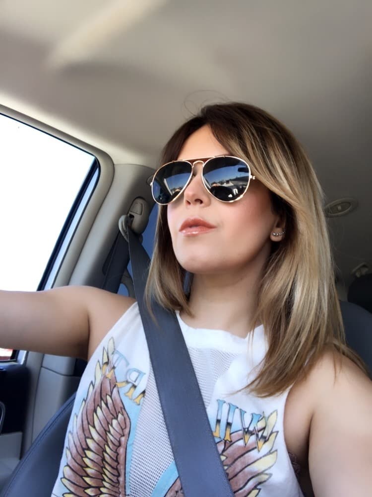 Siempre al volante con sus lentes.