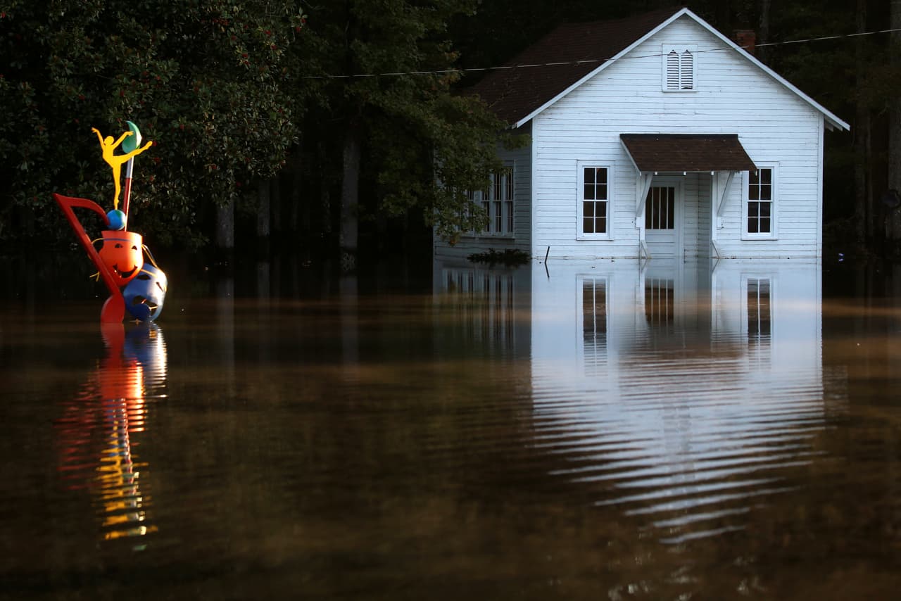 Las peores inundaciones han sido reportadas en el centro y este de Carolina del Norte. Las zonas a lo largo de los ríos Lumber y Cape Fear han sido de las más devastadas. (REUTERS/Carlo Allegri)