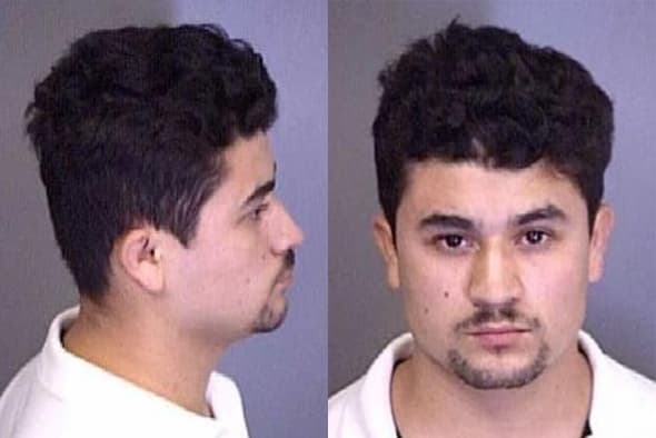 Mide 5'7'' y pesa entre 160 y 170 libras. Tiene pelo y ojos cafés. Además tiene tres lunares en su mejilla derecha, debajo del ojo.