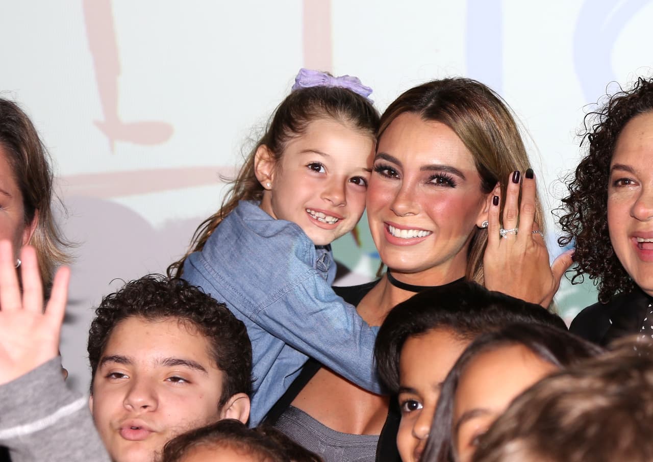 Pero esa felicidad no sólo se debió al evento, pues la cámara captó el anillo de compromiso.