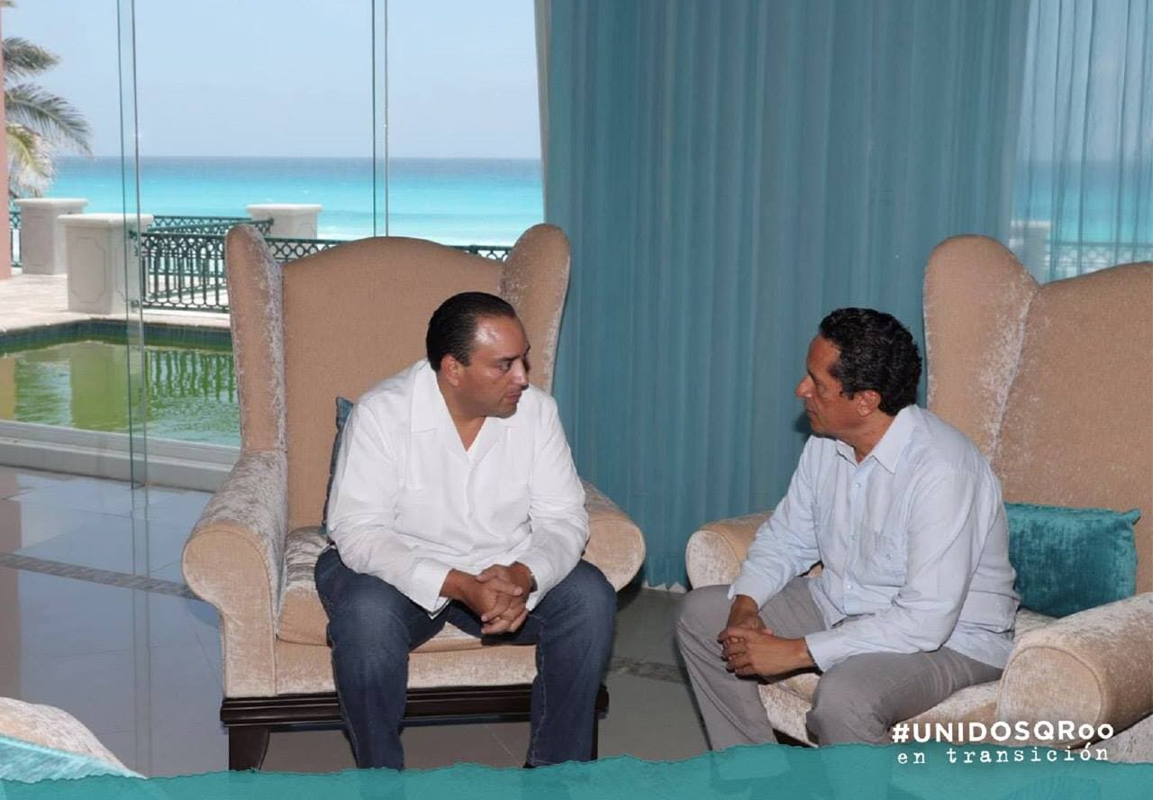 Roberto Borge Angulo y el gobernador electo Carlos Joaquín González.