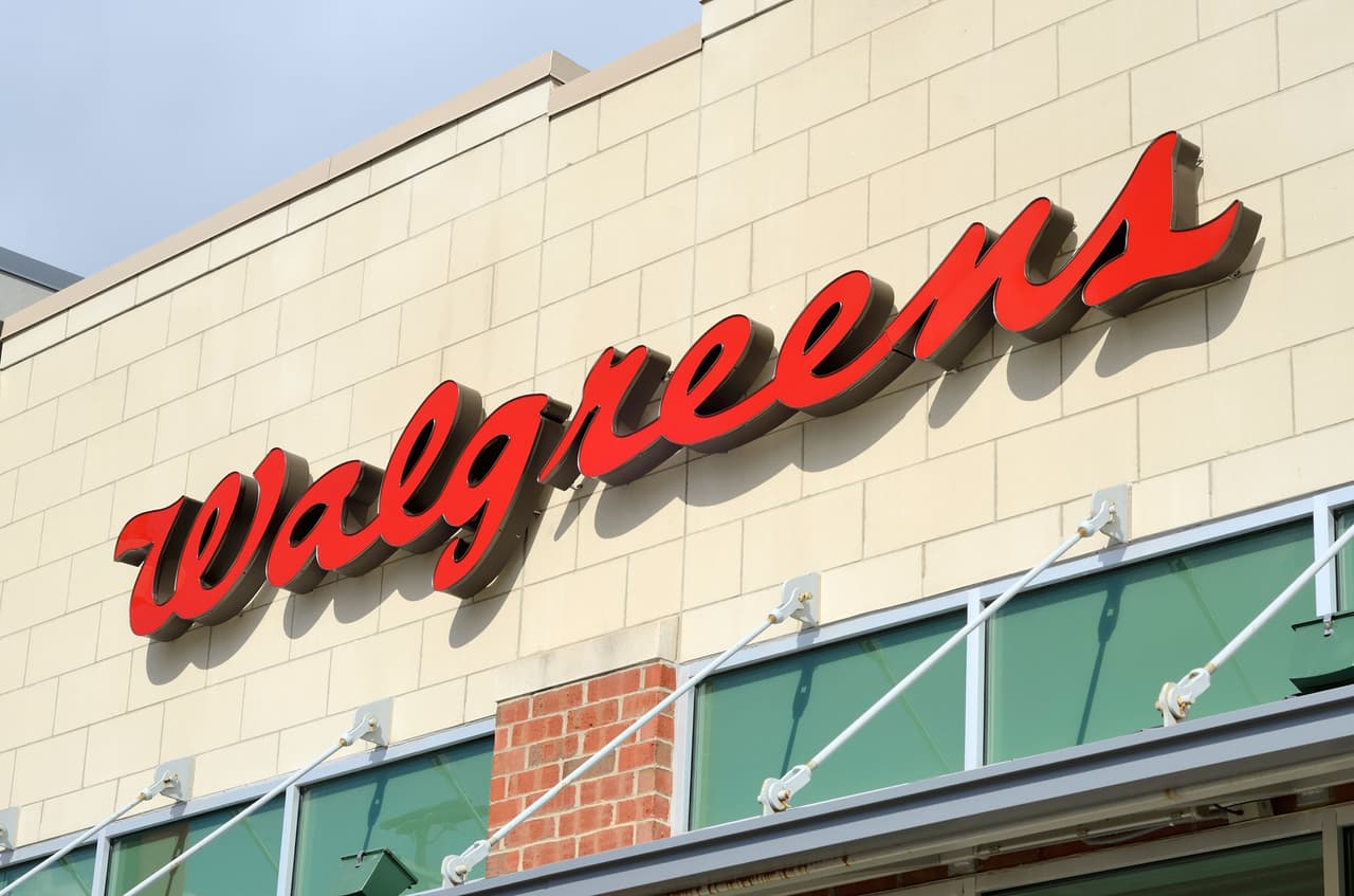 <b>Walgreens:</b>
<br>
<br>⏱ 
<b>24 de diciembre:</b> Muchas abren las 24 horas y otras de 8:00 am a 12:00 am, recomendamos verificar tu localidad más cercana
<br>⏱
<b> 25 de diciembre:</b> Horario regular, pero dependiendo de la localidad podría ser reducido
<br>⏱ 
<b>26 de diciembre:</b> Muchas abren las 24 horas y otras de 8:00 am a 12:00 am, recomendamos verificar tu localidad más cercana