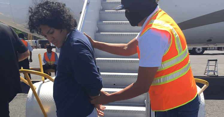 ICE deporta a un miembro de la pandilla MS-13 buscado por intento de homicidio en El Salvador