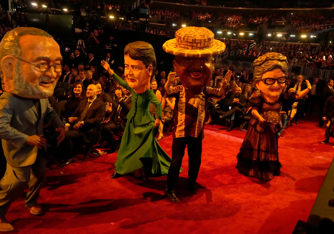 En la ceremonia televisada se pudo ver cómo el número musical de Bad Bunny, quien interpretó 'El apagón' y 'Después de la playa', hizo bailar hasta a Taylor Swift.
<br>