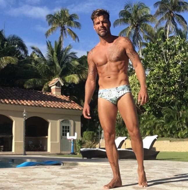 Comenzamos con Ricky Martin que infartó a todo mundo al mostrar ese tremendo cuerpazo en sus redes sociales.