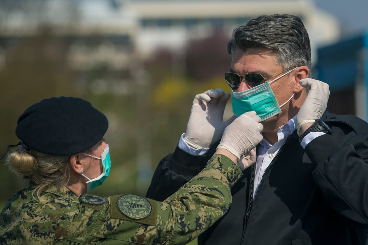 Zoran Milanovik, presidente de Croacia, durante una vista a un hospital temporal en Zagreb el 21 de marzo.
