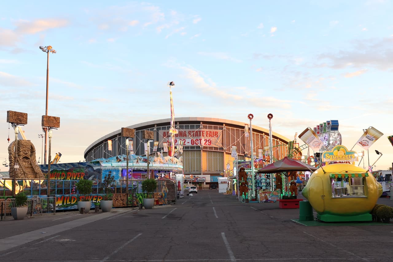 El boleto de
<b> admisión general tiene un precio de $15</b>. Niños menores 7 años entran gratis. Los pases rápidos tienen un costo de $30. Pulseras para subir a las atracciones de manera ilimitada $50.
