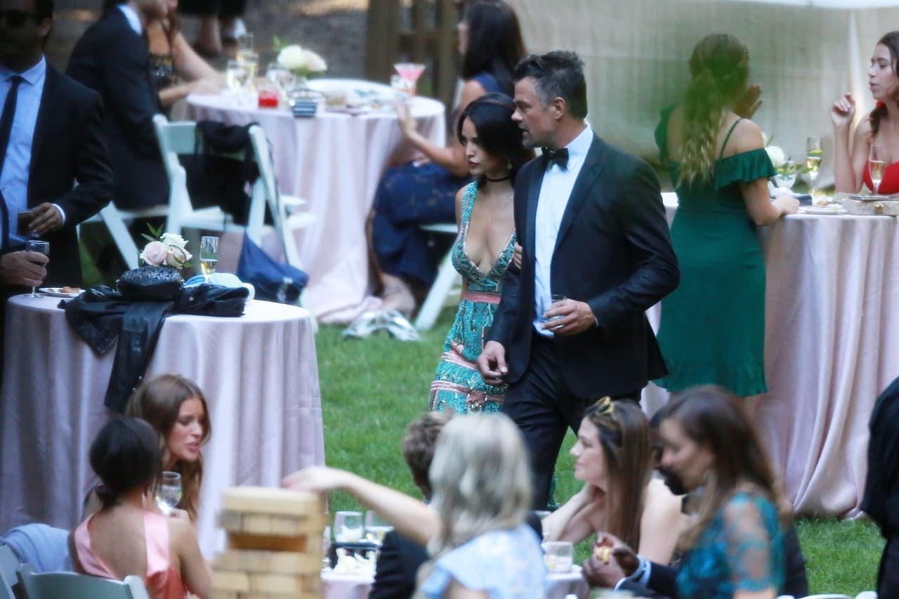 De acuerdo con E! las especulaciones de que ellos estaban saliendo sucedieron aproximadamente cinco meses después de que Fergie y Josh Duhamel anunciaran su separación, luego de ocho años de matrimonio.