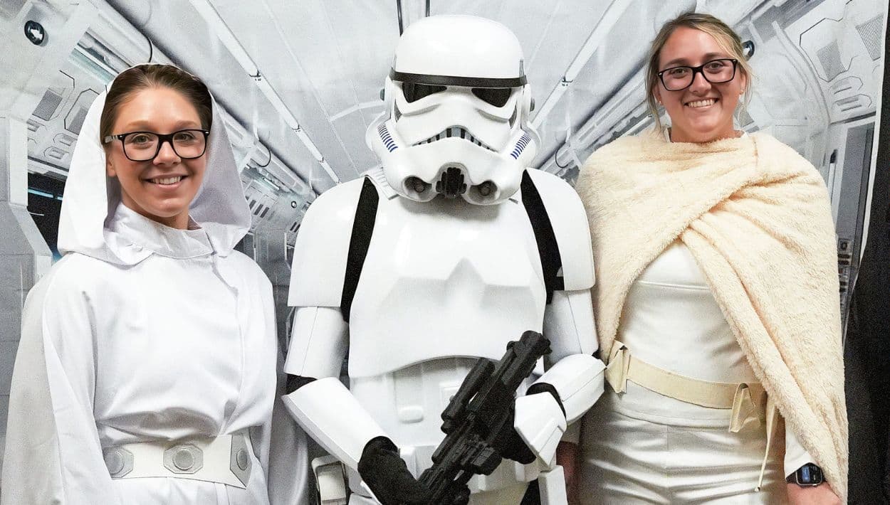 Una Princesa Leia y un stormtrooper dieron el toque galáctico a una boda temática de Star Wars en Florida