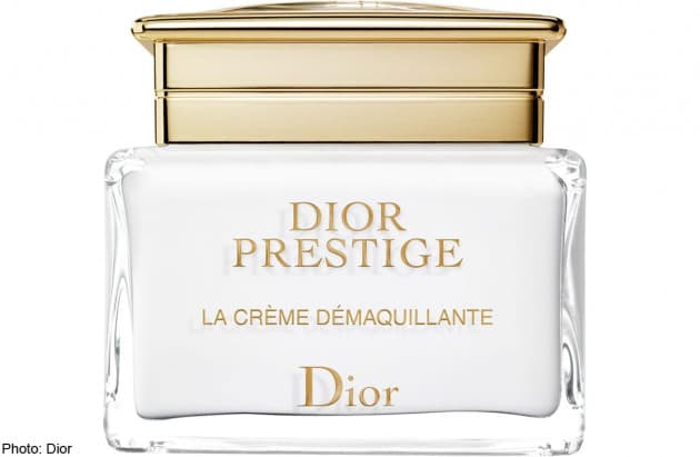 La Crème Texture Essentielle de Dior tiene una textura con efecto envolvente que se fusiona con la piel para darle una sensación reconfortante. Captura los activos del néctar en el corazón de la piel, y reconstruye la arquitectura celular para lograr una piel perfecta. Desde la primera aplicación, la piel se transforma visiblemente. Día tras día, la piel se alisa, su textura se afina, y su luminosidad se regenera. Además, La Crème Dior Prestige es recargable. 50 ml / 390 USD.