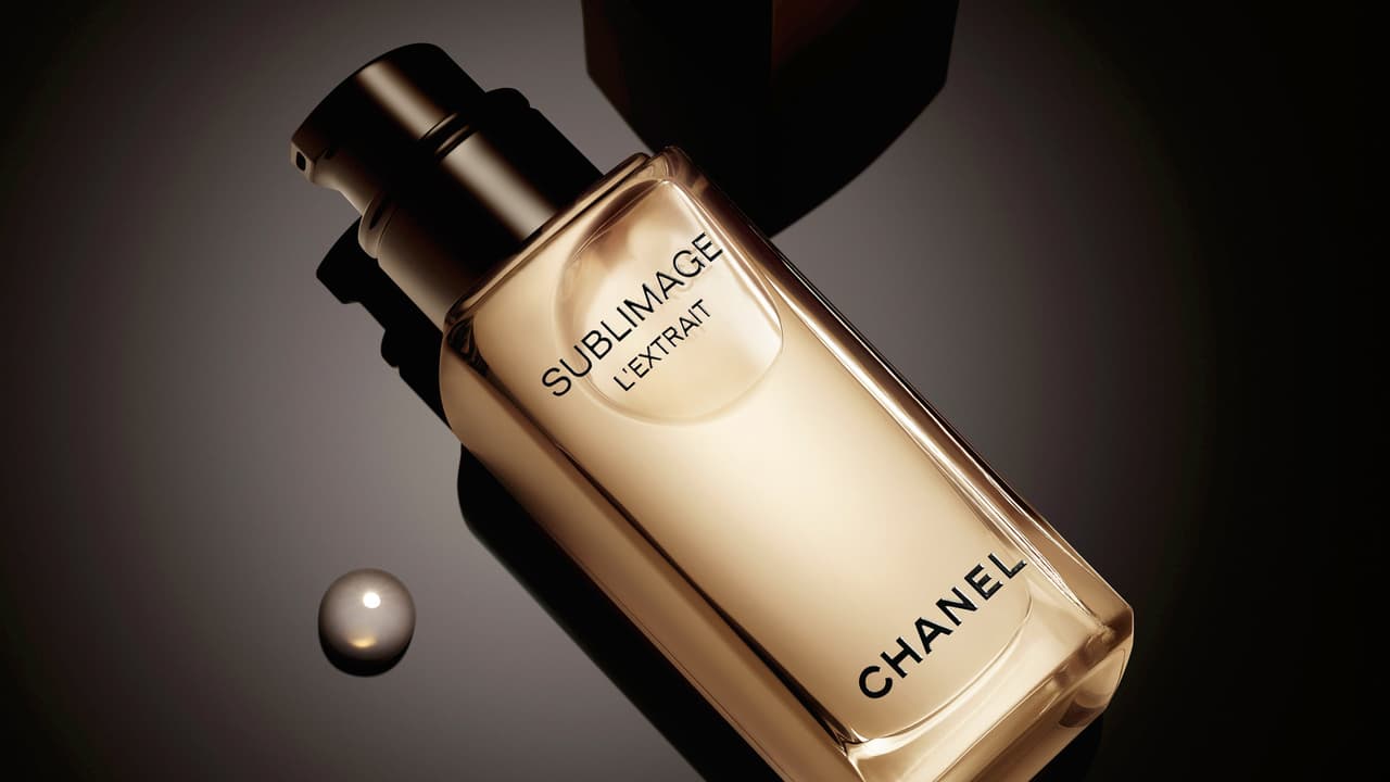 Sumblimage L’Extrait de Chanel, con ingredientes exclusivos del centro de investigación de Chanel, la piel luce un aspecto más joven, radiante y liso desde la primera aplicación. Con un poder extraordinario gracias a sus ingredientes naturales, este elixir actúa en las capas más profundas de la piel para regresarla a su estado natural. L’Extrait tiene como objetivo deshacerse de las arrugas, igualar el tono de la piel, y recuperar la perdida de firmeza mientras humecta la piel. 50 ml / 650 USD.