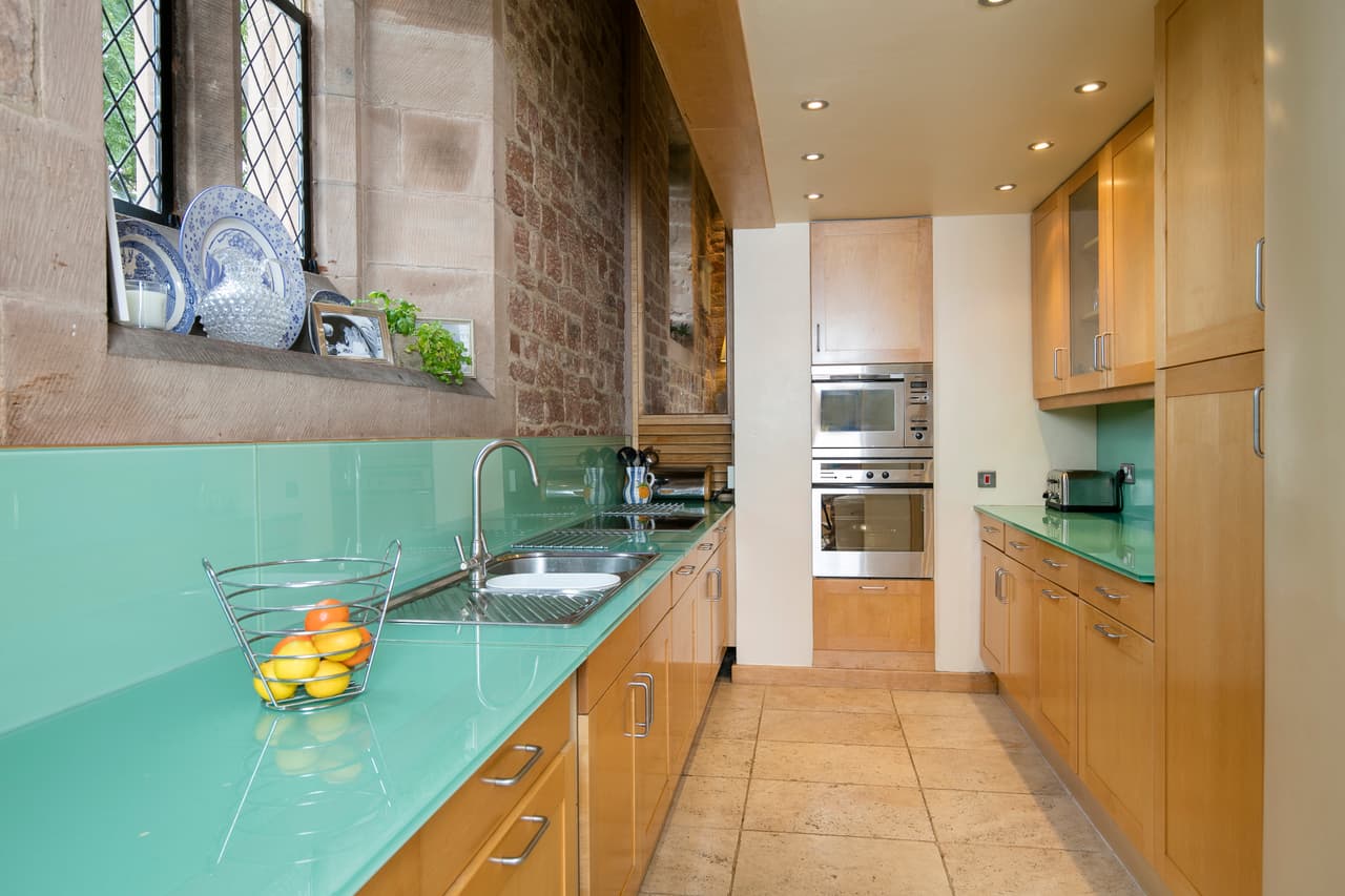 Esta iglesia en Warwickshire, Inglaterra, ahora es una casa, y está a la venta con todo y cementerio incluido.