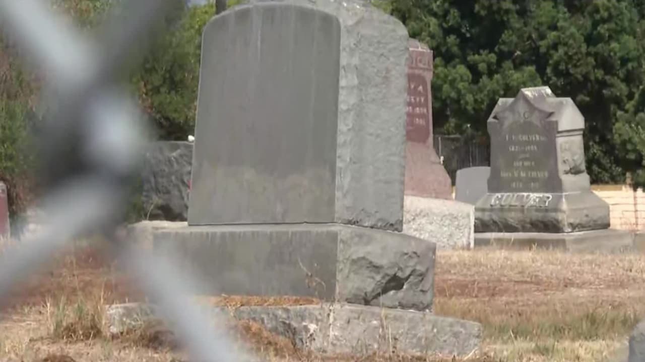 Indignación por robo de lápidas en un cementerio de California: “Hay que respetar a las almas”