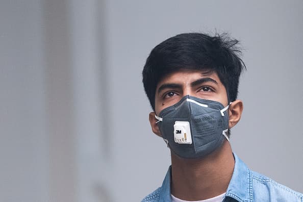 De acuerdo con información publicada en 
<a href="https://edition.cnn.com/2019/11/04/india/delhi-india-smog-pollution-intl-hnk/index.html" target="_blank">CNN</a>, este lunes el nivel de AQI se mantuvo por encima de 800 en la capital de India, los peores niveles vistos en los últimos tres años.