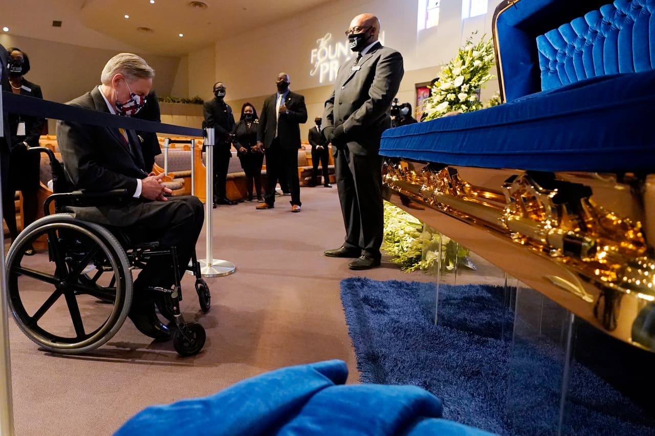 El republicano Greg Abbott, gobernador de Texas, también se acercó al féretro con los restos Floyd. Fue programado un periodo de seis horas de acceso público, que comenzó después del mediodía de este lunes.
<br>