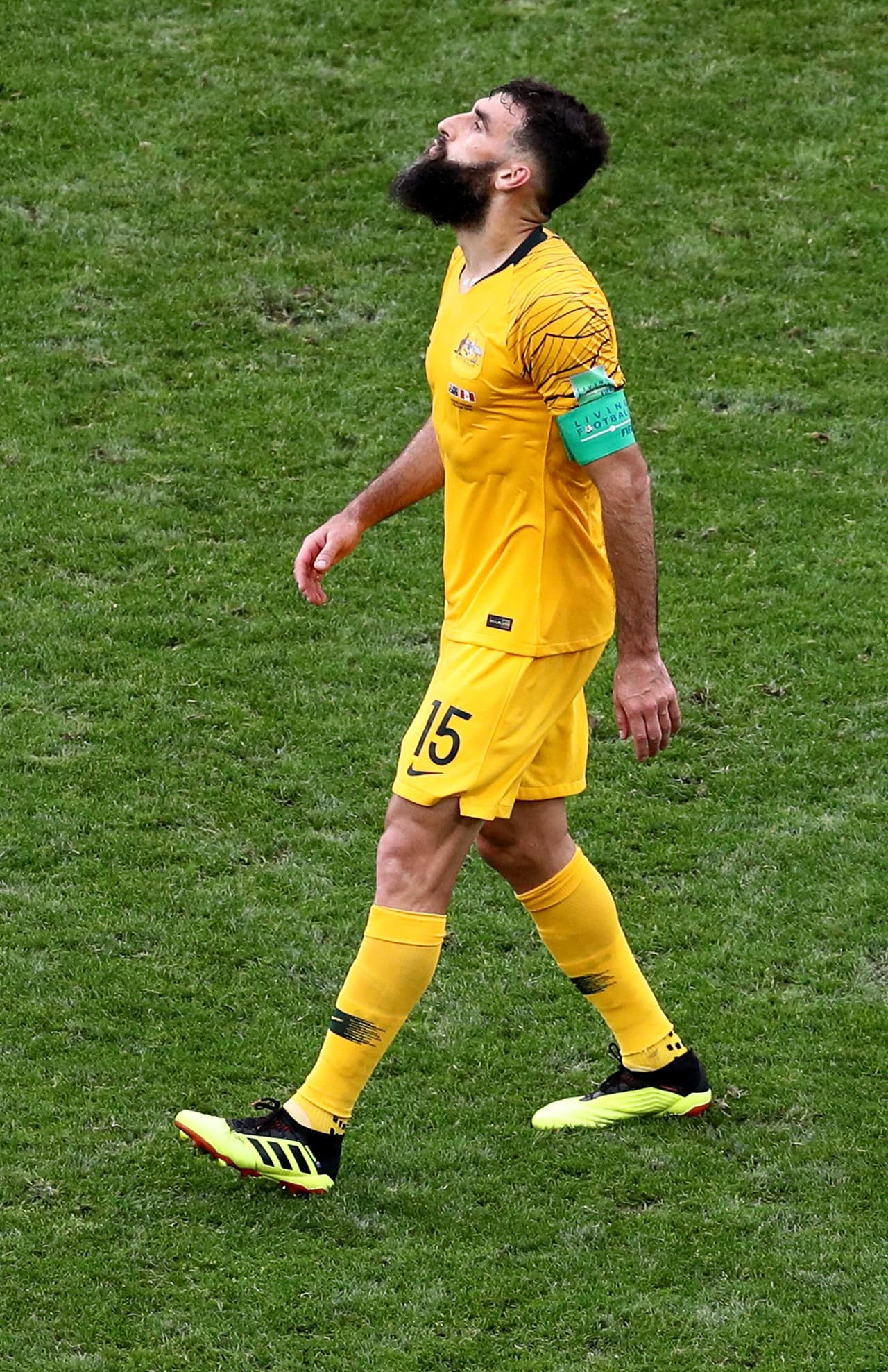 Mile Jedinak de Australia quien lleva un perfecto binobio barba – pelo.