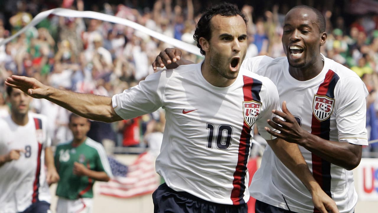 Landon Donovan celebra con DaMarcus Beasley luego de anotar un tiro de penal contra México durante la segunda parte del juego de la Copa Oro, el domingo 24 de junio de 2007, en Chicago.