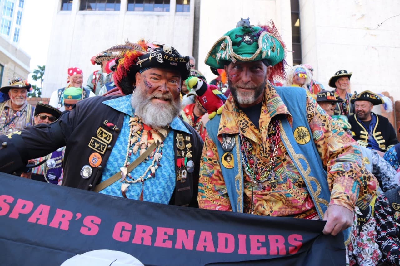 Como parte del festejo, un grupo de piratas exige al gobernante en turno que le entregue la lalve de la ciudad.