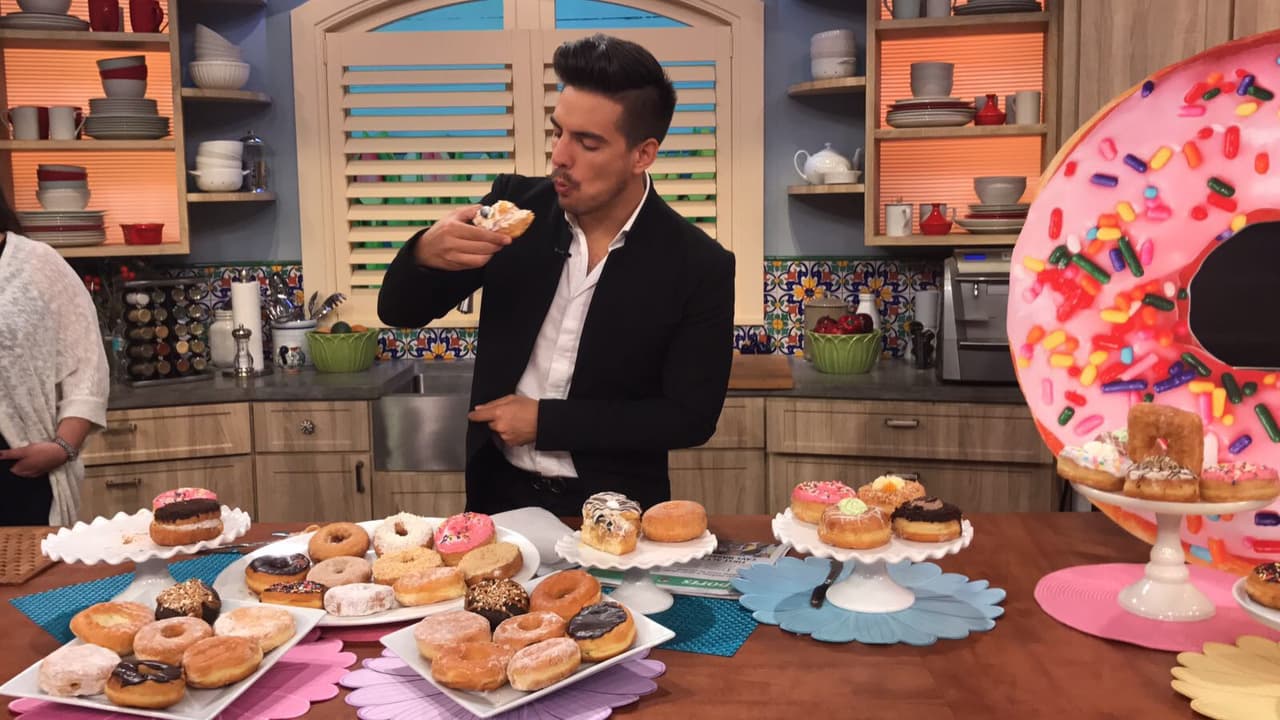 Las donas estaban deliciosas y Vadhir quería probarlas todas.