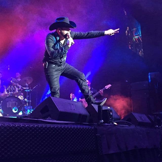 Ortiz ganó el galardón como Solista o Grupo Revelación del Año en el género grupero en la entrega de Premio Lo Nuestro de 2011.